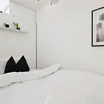 Minimalistisk Studiolejlighed I Centrum Af *