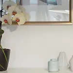 Minimalistisk Studiolejlighed I Centrum Af